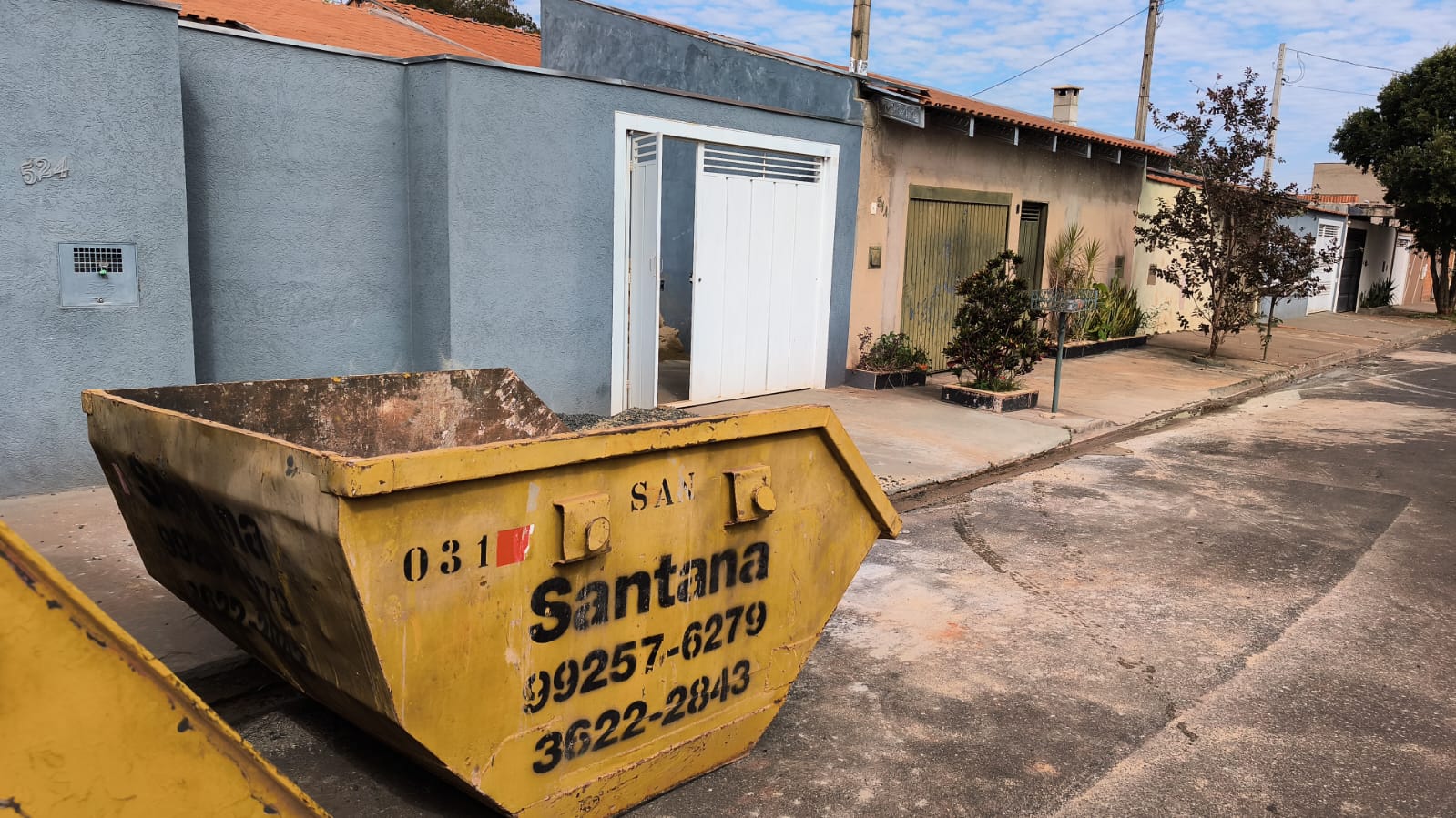 Caçamba Santana entregue em rua residencial de Ribeirão Preto