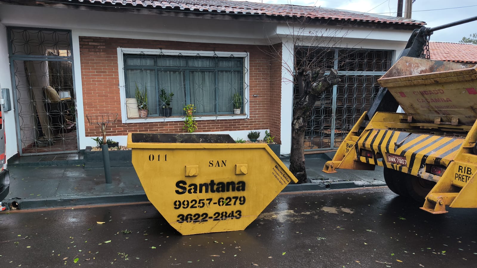 Caçamba Santana em frente a residência para reforma