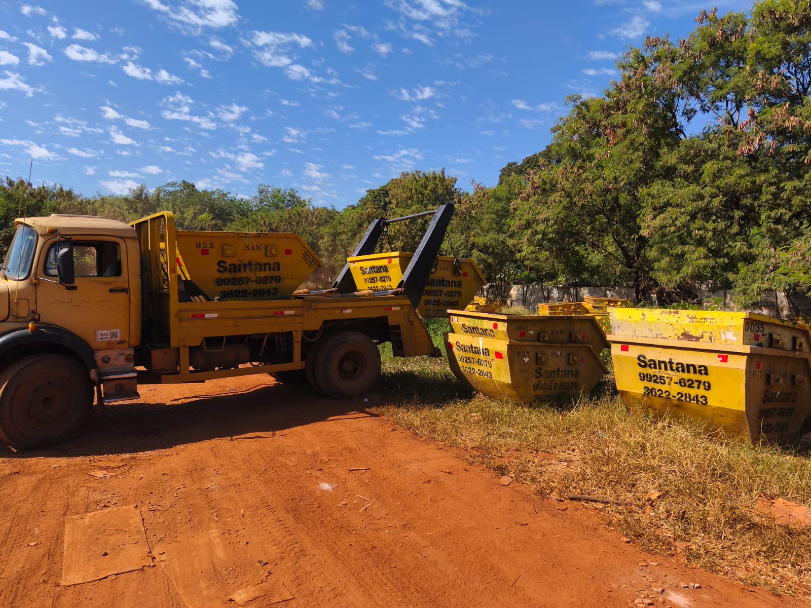 Caminhão e caçambas da Caçamba Santana prontos para entrega em Ribeirão Preto