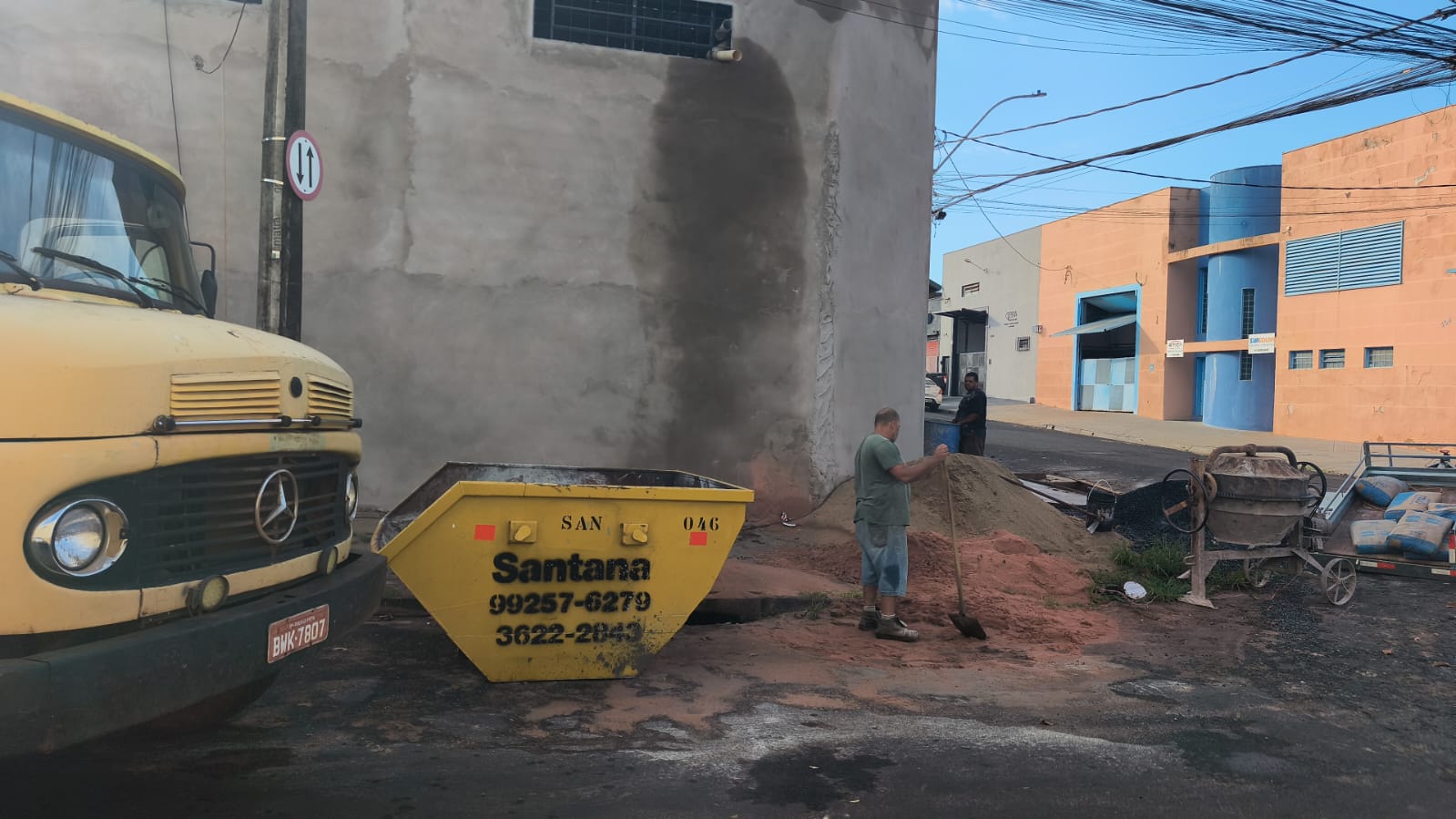 Caminhão da Caçamba Santana em serviço
